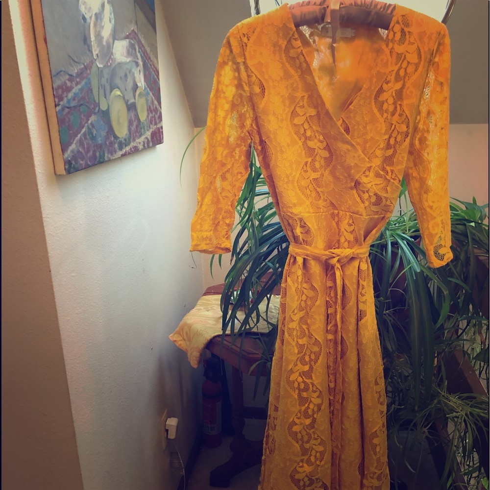 Size Large STUNNING YELLOW/GOLD LACE DRESS NWOT - Picture 1 of 5
